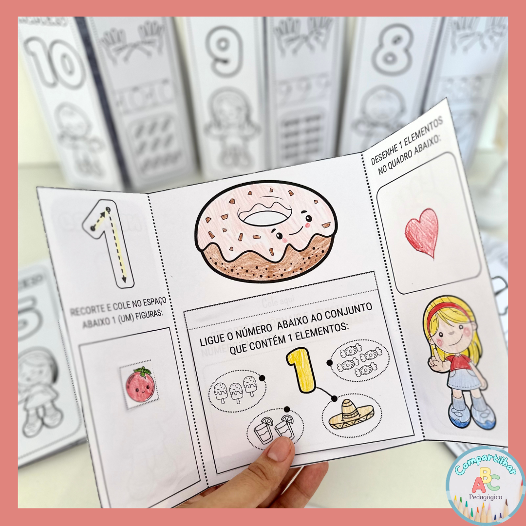 Lapbook dos Numerais de 0 a 10 – Educação Infantil O Lapbook dos Numerais é um recurso pedagógico desenvolvido para trabalhar os numerais de 0 a 10 com crianças da Educação Infantil. A proposta torna a aprendizagem dos números mais lúdica, visual e significativa. O material reúne atividades que desenvolvem o reconhecimento dos numerais, o traçado dos números e a representação das quantidades. Além disso, as imagens para colorir despertam o interesse das crianças e incentivam a participação durante as atividades. Durante a utilização do Lapbook dos Numerais, as crianças realizam contagens, observam os numerais e relacionam números e quantidades. Dessa forma, fortalecem conceitos matemáticos essenciais e constroem uma base sólida para as aprendizagens futuras. O professor também pode utilizar o material como fonte de consulta e ferramenta de avaliação informal ao longo do processo de ensino. Benefícios da proposta: • Desenvolve o reconhecimento dos numerais de 0 a 10; • Trabalha o traçado correto dos números; • Estimula a representação das quantidades; • Incentiva a contagem oral; • Consolida conceitos matemáticos; • Favorece a memorização e o reconhecimento numérico; • Desenvolve a percepção visual; • Auxilia na avaliação da aprendizagem; • Torna o ensino dos numerais mais lúdico e significativo. Arquivo em PDF pronto para impressão.