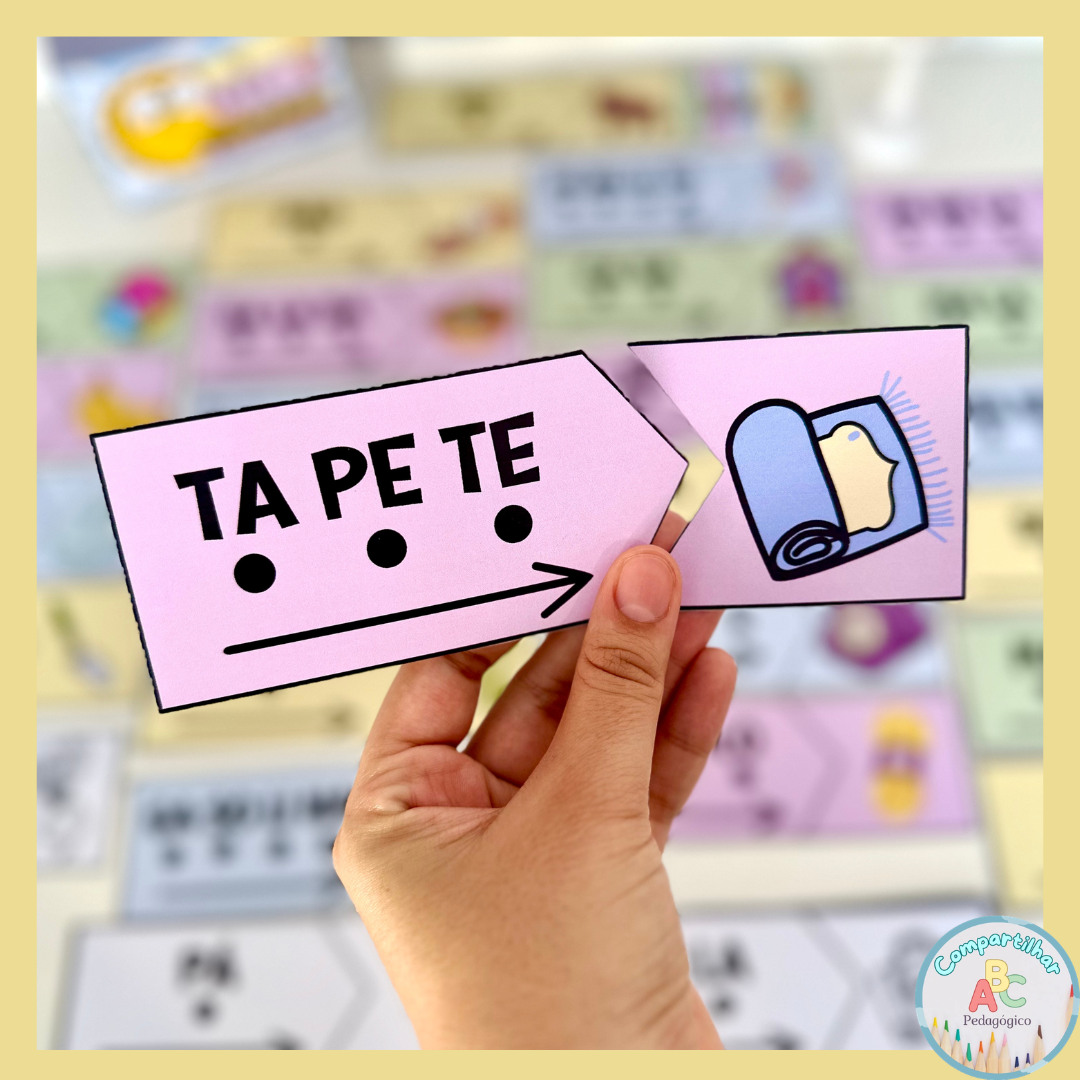 Pareando Palavrinhas – Leitura de Palavras com Sílabas Simples O Pareando Palavrinhas é um recurso pedagógico desenvolvido para trabalhar a leitura de palavras com sílabas simples em crianças que estão iniciando o processo de alfabetização. A proposta favorece a aprendizagem de forma lúdica, visual e significativa. O material inclui 40 fichas de palavras nas versões colorida e para colorir, além de uma sacolinha para organizar e guardar as peças. Além disso, as fichas apresentam bolinhas que indicam a formação das sílabas, facilitando a compreensão do sistema de escrita e apoiando o desenvolvimento da leitura. Durante as atividades, as crianças observam, leem e relacionam as sílabas que formam cada palavra. Dessa forma, desenvolvem a consciência fonológica, ampliam o vocabulário e fortalecem a confiança para avançar no processo de alfabetização. O arquivo inclui: • 40 fichas com palavras de sílabas simples; • Versão colorida; • Versão para colorir; • Sacolinha para guardar as fichas. Benefícios da proposta: • Estimula a linguagem oral e escrita; • Desenvolve habilidades cognitivas; • Fortalece a memória e a concentração; • Incentiva a leitura e a escrita; • Facilita a compreensão da formação das sílabas; • Desenvolve a consciência fonológica; • Promove a autoconfiança durante a alfabetização. Arquivo em PDF pronto para impressão.
