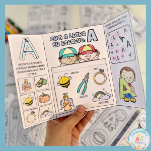O Lapbook do Alfabeto é um recurso pedagógico desenvolvido para trabalhar todas as letras com crianças em fase de alfabetização. A proposta une atividades práticas e lúdicas que tornam o aprendizado do alfabeto mais significativo. O Lapbook do Alfabeto inclui um livrinho para cada letra, com imagens para colorir e boquinhas fonoarticulatórias. Esses recursos ajudam a relacionar letra e som, favorecendo a consciência fonêmica e a consciência fonológica. Cada livrinho é composto por duas folhas A4. As atividades trabalham o traçado das letras, o princípio alfabético, as letras nas quatro formas e a posição correta de cada letra. Além disso, estimulam pintura, recorte e colagem, desenvolvendo a coordenação motora fina. Benefícios da proposta: • Desenvolve a consciência fonêmica; • Fortalece a consciência fonológica; • Trabalha o reconhecimento das letras; • Ensina o traçado correto das letras; • Apresenta as letras nas quatro formas; • Desenvolve o princípio alfabético; • Estimula pintura, recorte e colagem; • Favorece a coordenação motora fina; • Torna o processo de alfabetização mais lúdico e significativo. Arquivo em PDF pronto para impressão.