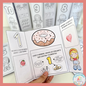Lapbook dos Numerais de 0 a 10 – Educação Infantil O Lapbook dos Numerais é um recurso pedagógico desenvolvido para trabalhar os numerais de 0 a 10 com crianças da Educação Infantil. A proposta torna a aprendizagem dos números mais lúdica, visual e significativa. O material reúne atividades que desenvolvem o reconhecimento dos numerais, o traçado dos números e a representação das quantidades. Além disso, as imagens para colorir despertam o interesse das crianças e incentivam a participação durante as atividades. Durante a utilização do Lapbook dos Numerais, as crianças realizam contagens, observam os numerais e relacionam números e quantidades. Dessa forma, fortalecem conceitos matemáticos essenciais e constroem uma base sólida para as aprendizagens futuras. O professor também pode utilizar o material como fonte de consulta e ferramenta de avaliação informal ao longo do processo de ensino. Benefícios da proposta: • Desenvolve o reconhecimento dos numerais de 0 a 10; • Trabalha o traçado correto dos números; • Estimula a representação das quantidades; • Incentiva a contagem oral; • Consolida conceitos matemáticos; • Favorece a memorização e o reconhecimento numérico; • Desenvolve a percepção visual; • Auxilia na avaliação da aprendizagem; • Torna o ensino dos numerais mais lúdico e significativo. Arquivo em PDF pronto para impressão.