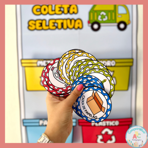 **Cartaz Coleta Seletiva – Educação Infantil e Ensino Fundamental** O Cartaz Coleta Seletiva é um recurso pedagógico ideal para trabalhar o tema Meio Ambiente com crianças da Educação Infantil e das séries iniciais do Ensino Fundamental de forma prática, visual e educativa. A proposta incentiva a conscientização ambiental e ensina a importância da coleta seletiva por meio da separação correta dos materiais, auxiliando no desenvolvimento de hábitos sustentáveis desde a infância. Durante a atividade, as crianças deverão realizar a divisão dos elementos conforme as indicações corretas de reciclagem, estimulando a aprendizagem sobre preservação ambiental de maneira lúdica e interativa. Benefícios da proposta: • Desenvolve consciência ambiental; • Ensina sobre coleta seletiva e reciclagem; • Incentiva hábitos sustentáveis; • Trabalha atenção e associação; • Promove aprendizagem prática e visual; • Ideal para projetos sobre Meio Ambiente. Arquivo já ampliado em PDF pronto para impressão.