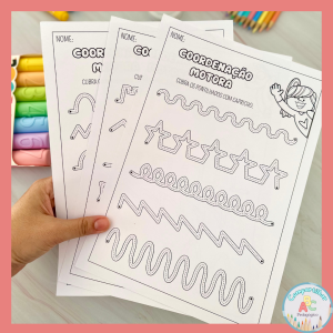 **Folha de Atividade Coordenação Motora – Educação Infantil** A Folha de Atividade Coordenação Motora é um recurso pedagógico desenvolvido para estimular a motricidade fina de forma lúdica, educativa e significativa na Educação Infantil. A proposta auxilia no desenvolvimento da coordenação motora, da concentração e da destreza manual, preparando a criança para o processo de alfabetização. A atividade trabalha movimentos importantes como pinça, recorte e traçado, contribuindo para o fortalecimento das habilidades necessárias para a escrita e o desenvolvimento motor infantil. Ideal para professores, reforço escolar e famílias que buscam atividades educativas alinhadas à BNCC (EI03CG05). Benefícios da proposta: • Estimula a coordenação motora fina; • Desenvolve o movimento de pinça; • Trabalha recorte e traçado; • Auxilia na preparação para alfabetização; • Fortalece a concentração e atenção; • Incentiva o desenvolvimento da destreza manual; • Recurso alinhado à BNCC (EI03CG05). Arquivo em PDF pronto para impressão.