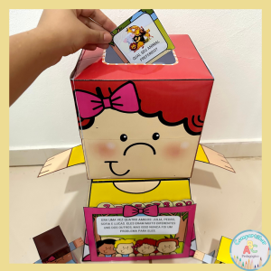 O kit possibilita uma contação de história interativa, aliada a uma dinâmica de apresentação, tornando o momento mais envolvente, participativo e significativo para a turma. 📄 Conteúdo do kit: • Boneca gigante (43 cm de altura x 28 cm de largura) • História interativa • Fichas para dinâmica de apresentação • Personagens 3D (12 cm de altura x 7 cm de largura) • Tutorial completo para montagem dos materiais Indicado para turmas da Educação Infantil e séries iniciais do Ensino Fundamental, o material contribui para o desenvolvimento da expressão oral, da autoimagem, da empatia e da convivência respeitosa, tornando o primeiro dia de aula mais acolhedor e memorável.