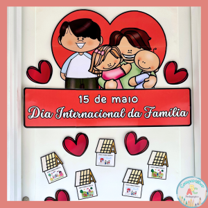 **Decoração de Porta Família – Dia Internacional da Família** A Decoração de Porta Família é um recurso pedagógico ideal para trabalhar o Dia Internacional da Família com crianças da Educação Infantil e dos anos iniciais. A proposta incentiva a valorização da família, a criatividade e a participação dos alunos por meio de uma atividade afetiva e significativa para o ambiente escolar. O material inclui casinhas nas versões colorida e para colorir, permitindo que cada criança desenhe sua própria família, tornando a decoração personalizada e especial. Ideal para decorar portas de sala de aula, murais e espaços escolares em datas comemorativas. O arquivo inclui: • Imagens já ampliadas para montagem; • Casinhas na versão colorida; • Casinhas para colorir e desenhar a família. Medidas do arquivo montado: • 77 cm de largura; • 1,70 m de altura. Recomendação de impressão: • Papel com gramatura 180 para melhor resultado. Arquivo em PDF pronto para impressão.